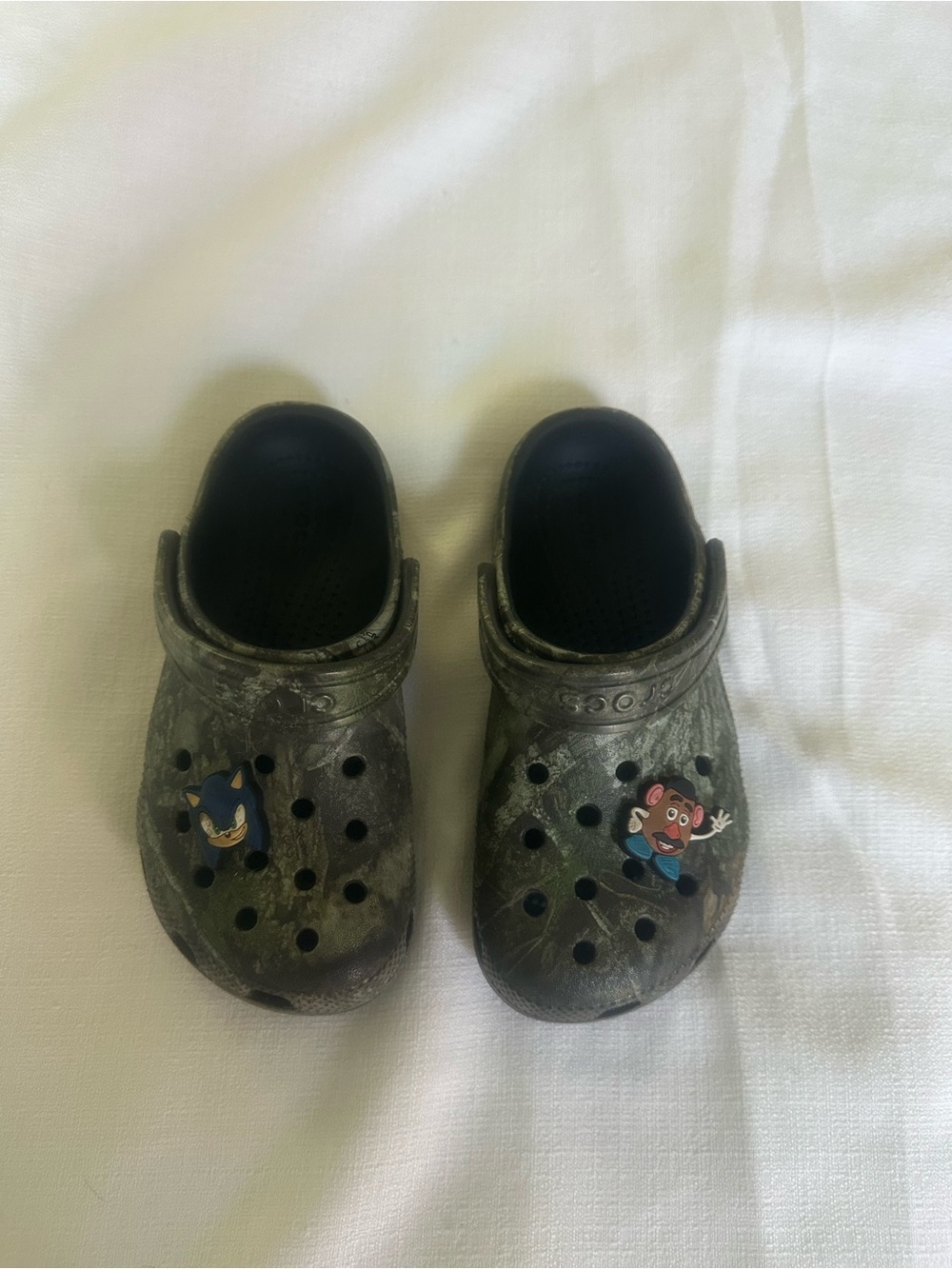 CROCS Kids real tree camo with Character Jibbitz